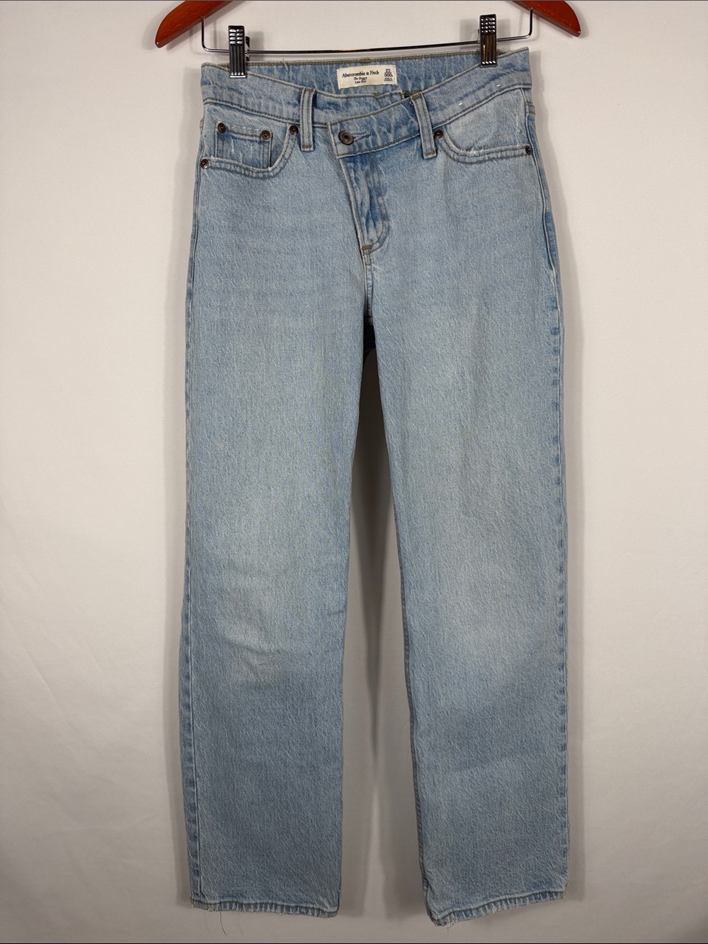 Abercrombie & Fitch The Baggy Low Rise Light Wash Womens Size 23 / 000s
